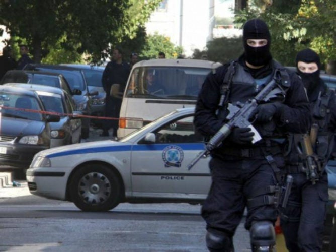 ΕΚΤΑΚΤΟ: Βρέθηκε γιάφκα με όπλα στον Άλιμο (εικόνες)